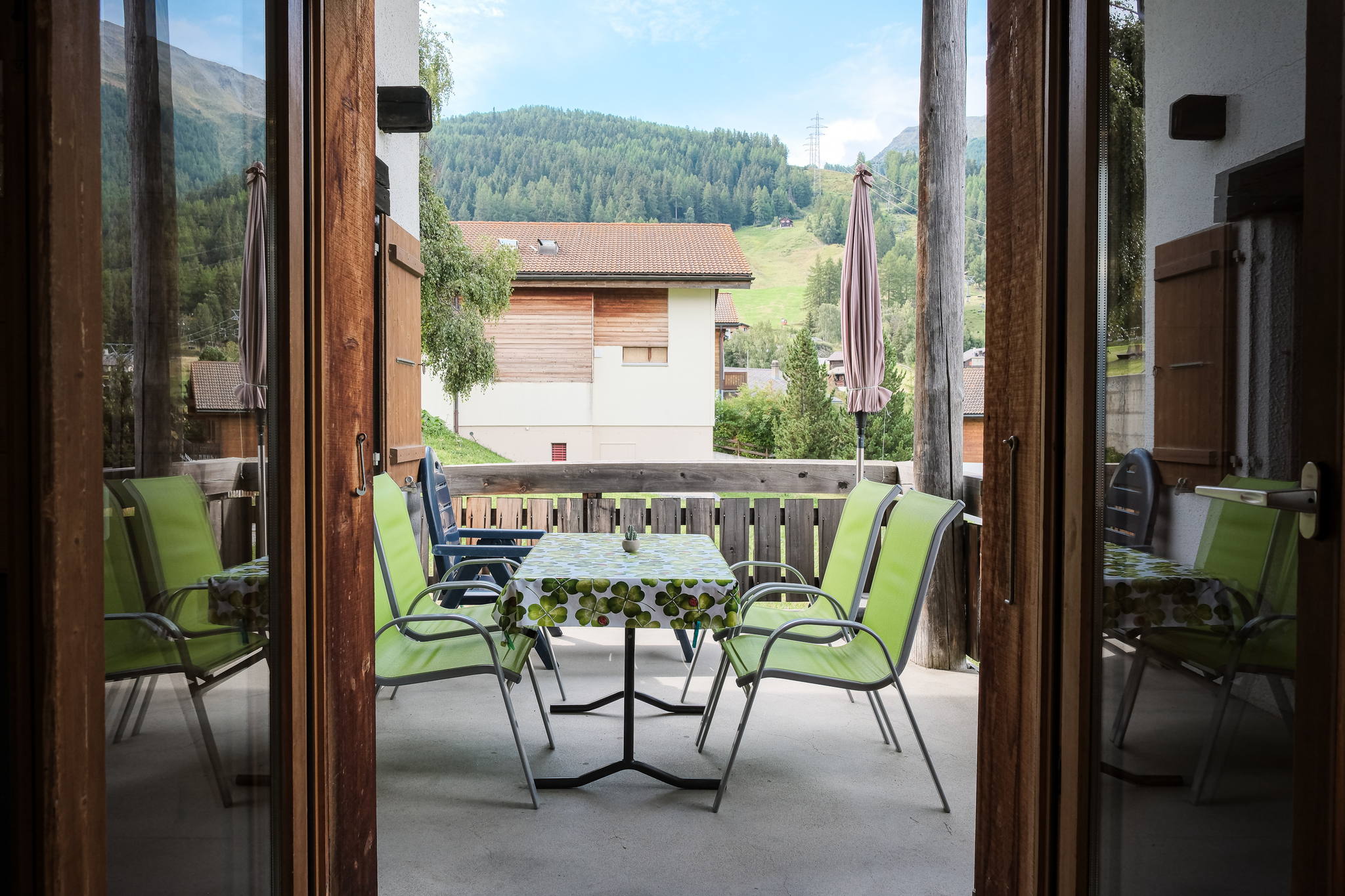Balkon mit gedecktem Tisch und Blick auf die Berge